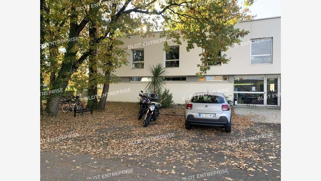 A louer à vendre bureaux 900m² La Chapelle