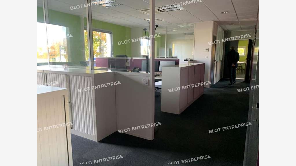 A louer à vendre bureaux 900m² La Chapelle