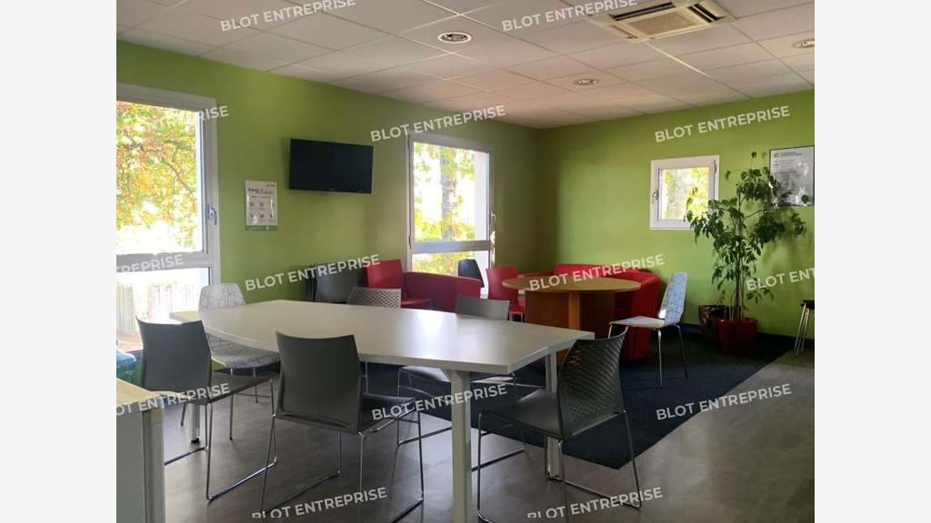 A louer à vendre bureaux 900m² La Chapelle