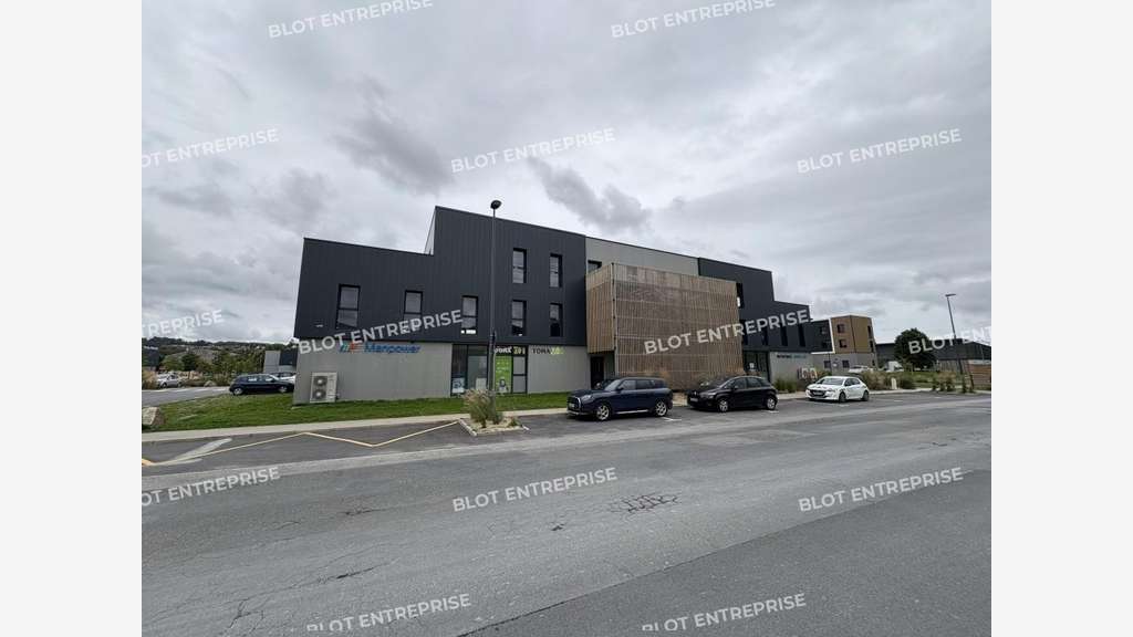 AV bureaux 45m² avec belle visibilité à Landerneau