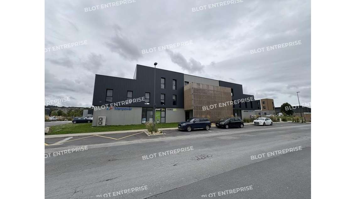 AV bureaux 45m² avec belle visibilité à Landerneau