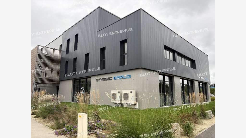 AV bureaux 45m² avec belle visibilité à Landerneau