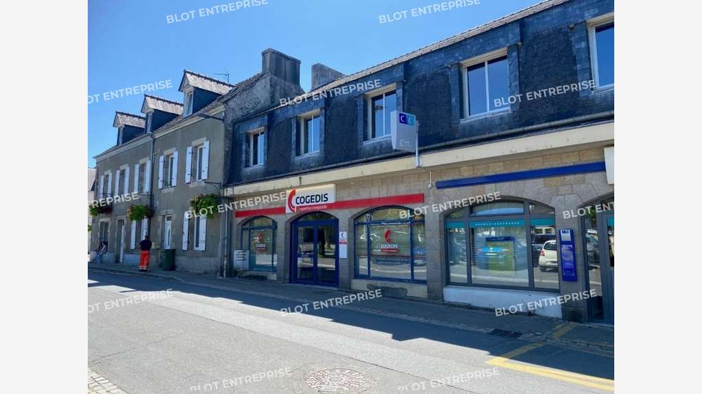 AV bureaux 388m²  belle visibilité à Landivisiau