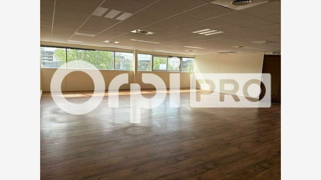Vente bureau de 100m² au 1er étage au Haillan