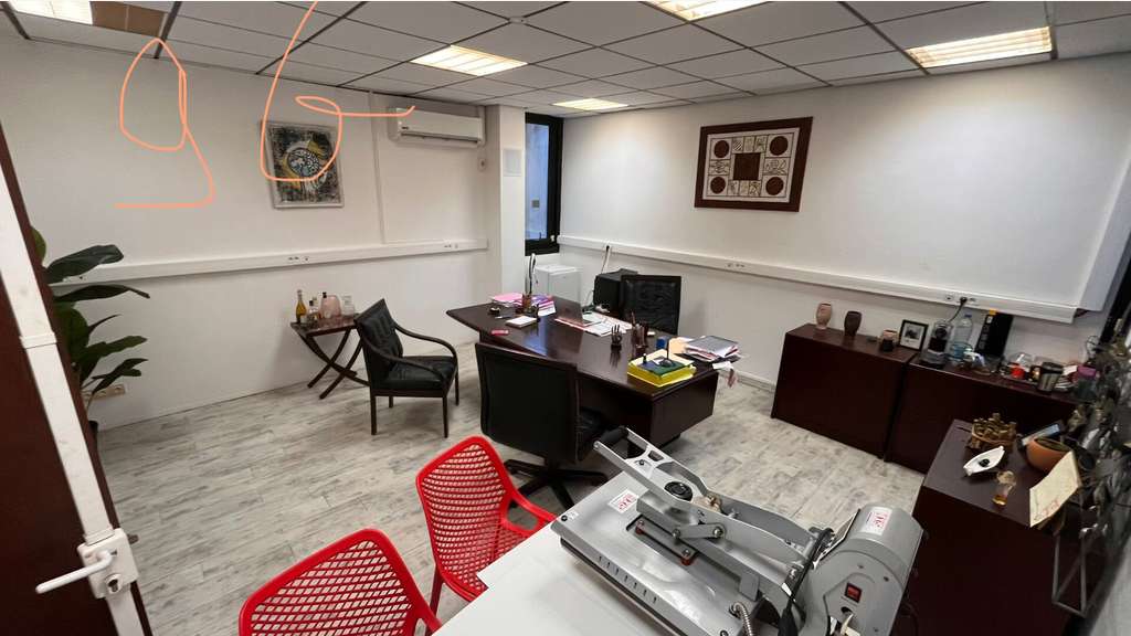 AV bureaux 240m² en centre d'affaires au Lamentin