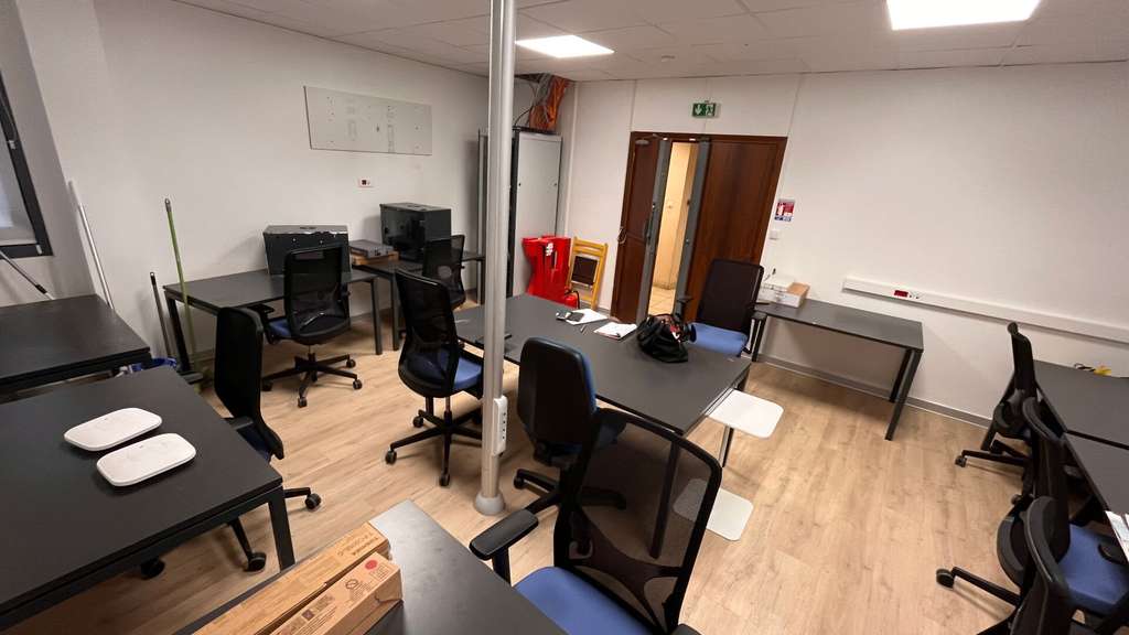 AV bureaux 240m² en centre d'affaires au Lamentin
