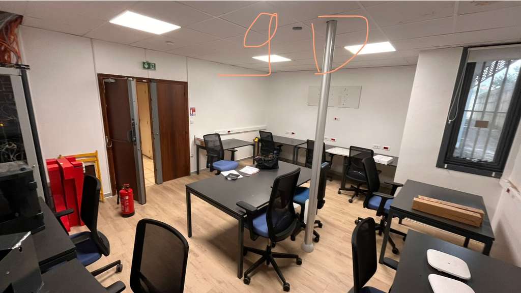 AV bureaux 240m² en centre d'affaires au Lamentin