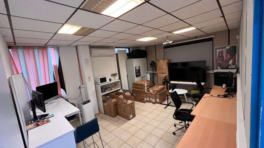 Cède bureaux 170m² en centre d'affaires le Lametin