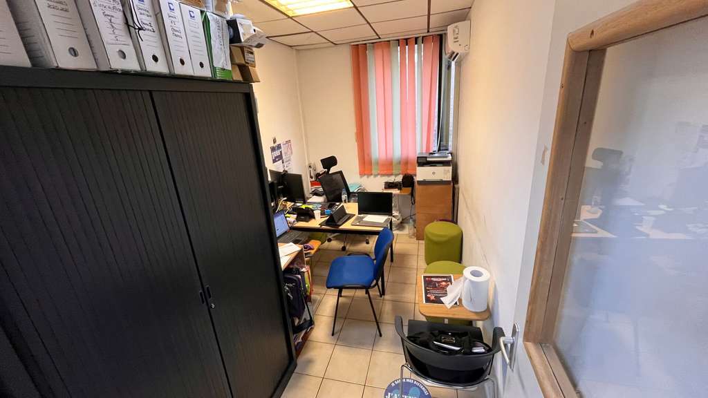 Cède bureaux 170m² en centre d'affaires le Lametin