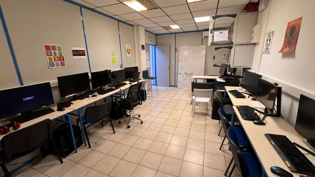 Cède bureaux 170m² en centre d'affaires le Lametin