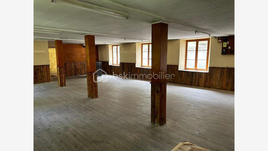 AV local d'activité 90m² + cave Bord du Guiers