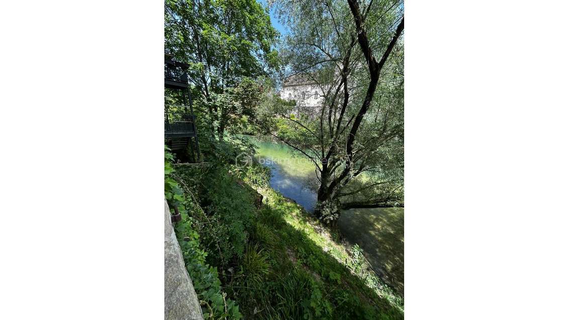 PONT-DE-BEAUVOISIN - PLATEAU 90 m² + CAVE 55 m² |