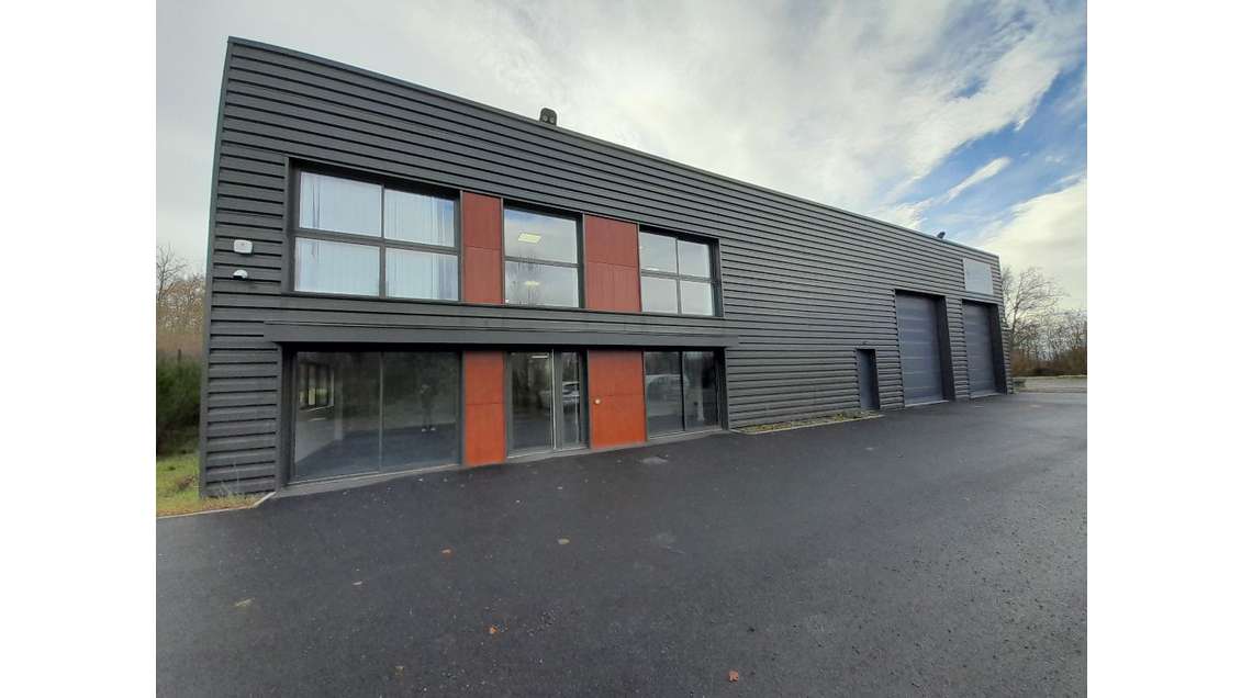 Loue local professionnel 687m² Lezoux (autoroute)