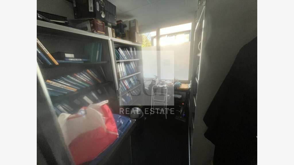 AV bureaux 80m² + 2 parkings Lissieu accès A6 A89 