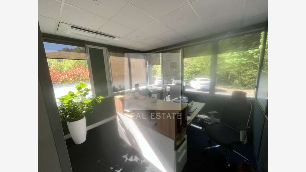 AV bureaux 80m² + 2 parkings Lissieu accès A6 A89 