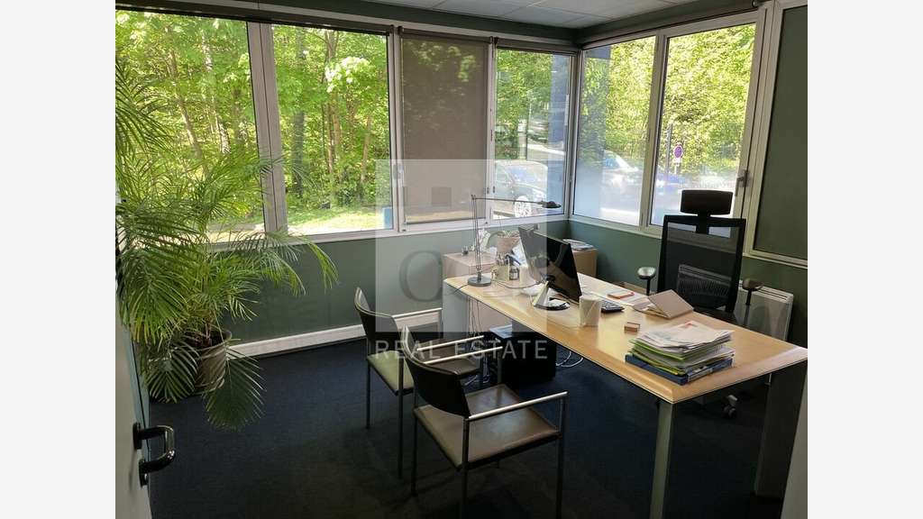 AV bureaux 80m² + 2 parkings Lissieu accès A6 A89 