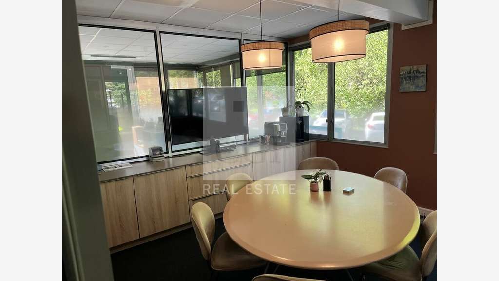 AV bureaux 80m² + 2 parkings Lissieu accès A6 A89 