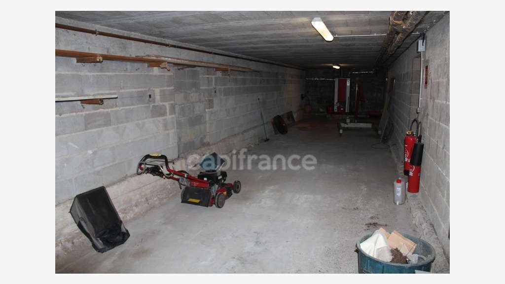 AV bâtiment pro 1 300m² + garages Lons le Saunier