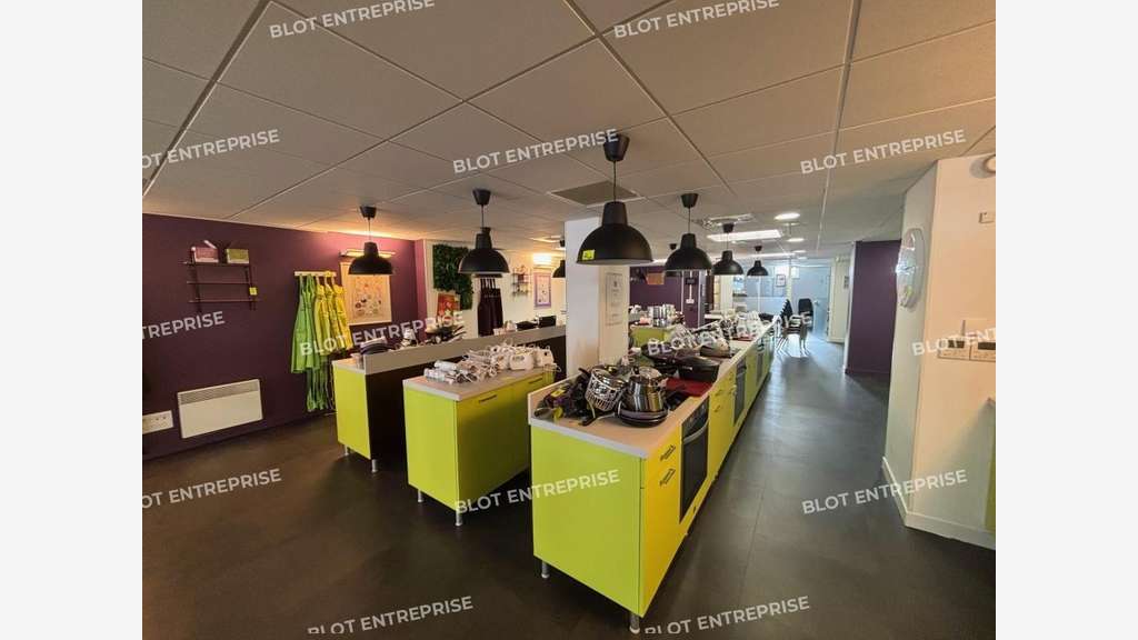 A vendre/à louer local vitrine 180m² à Lorient