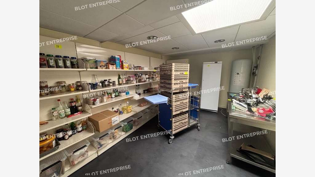 A vendre/à louer local vitrine 180m² à Lorient