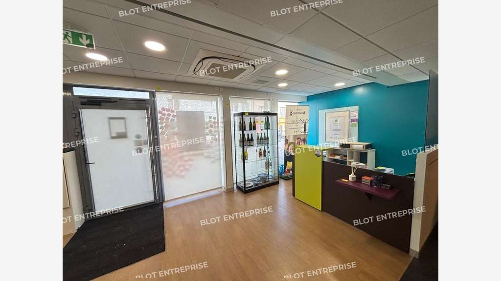 A vendre/à louer local vitrine 180m² à Lorient