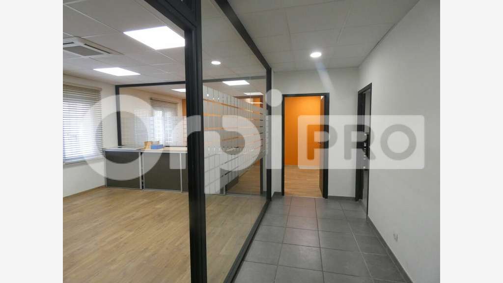 Locaux commerciaux 400m² axe d'entrée de Manosque