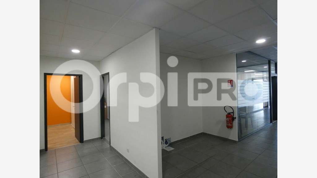 Locaux commerciaux 400m² axe d'entrée de Manosque