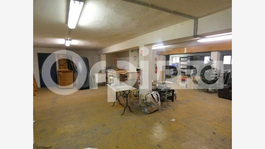 Locaux commerciaux 400m² axe d'entrée de Manosque