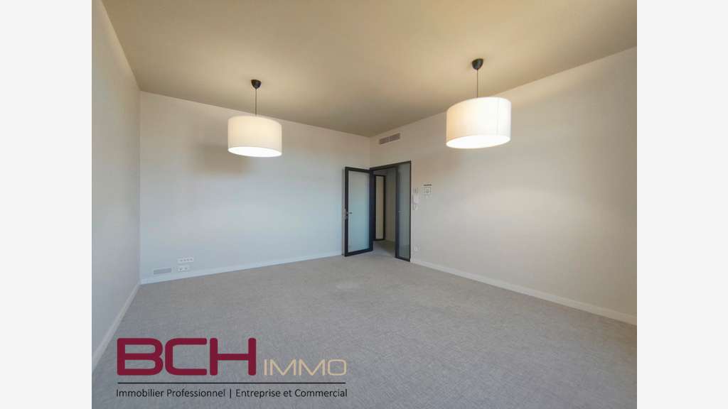 AV immeuble de bureaux avec du cachet Marseille 10
