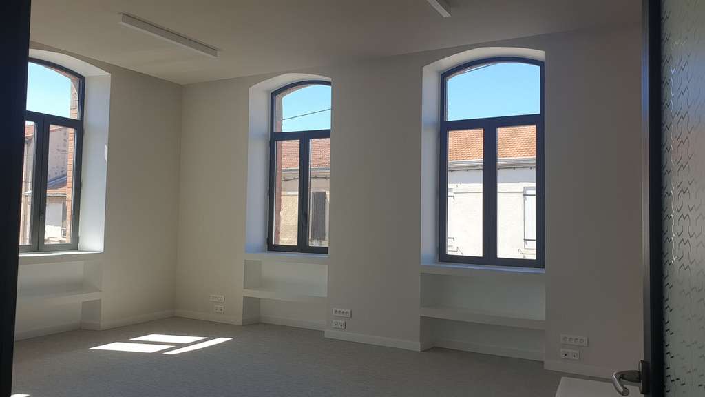 AV immeuble de bureaux avec du cachet Marseille 10