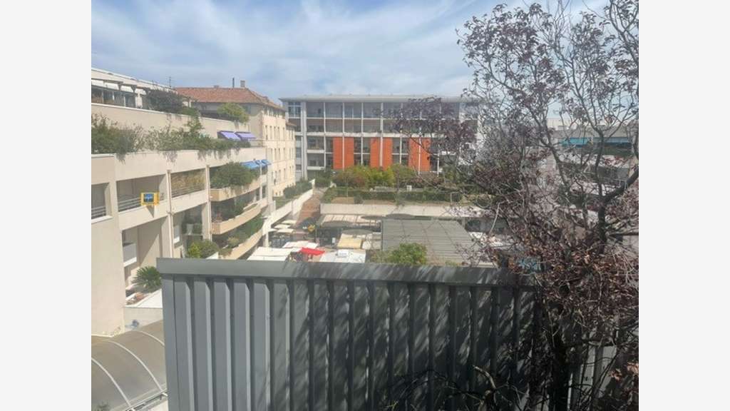A vendre plateau bureaux 203m² R+3 à Marseille 12e