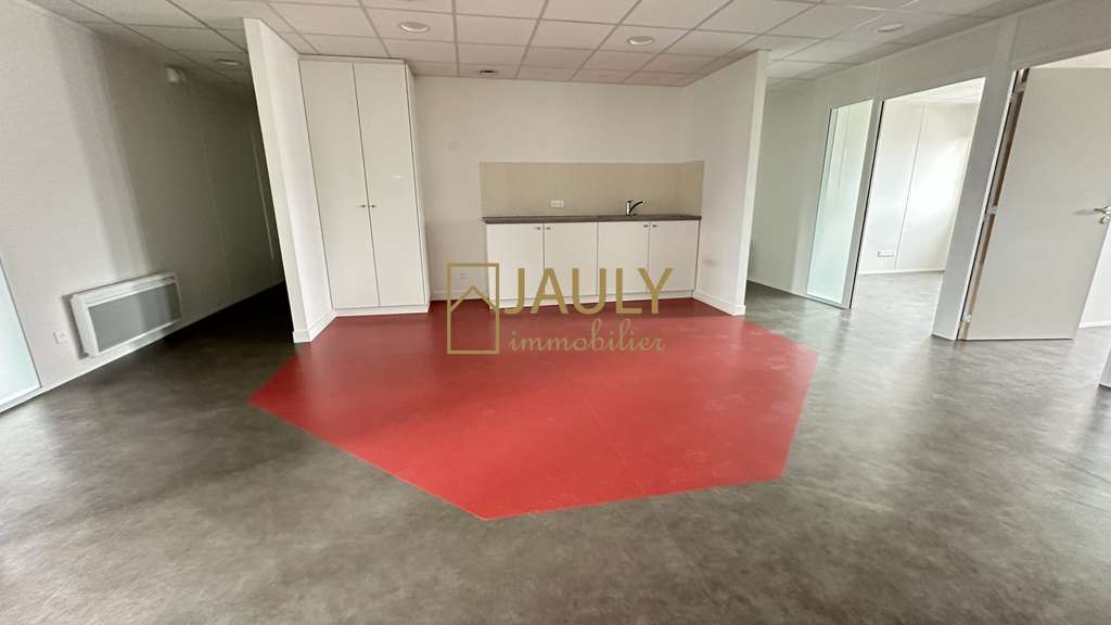 AV Bureaux rénovés 240m² + local + parkings Meaux