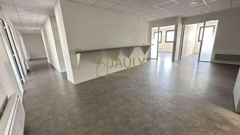 AV Bureaux rénovés 240m² + local + parkings Meaux