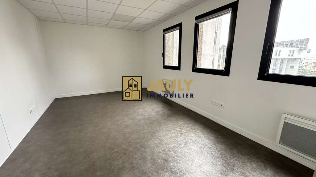 AV Bureaux rénovés 240m² + local + parkings Meaux