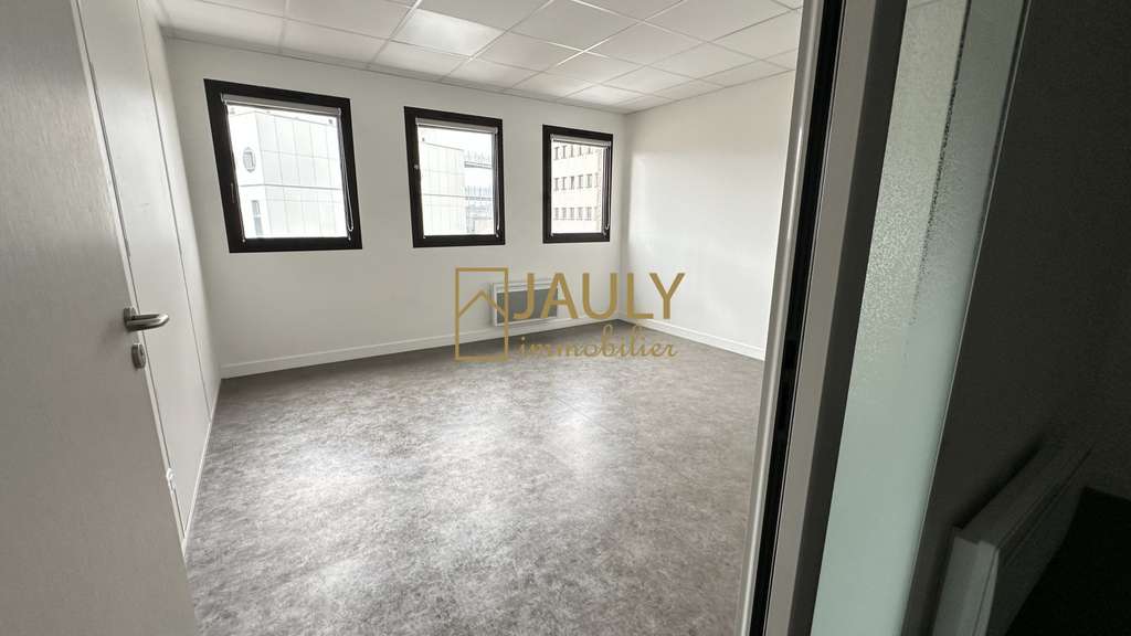 AV Bureaux rénovés 240m² + local + parkings Meaux