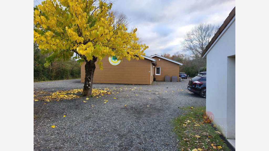 Rare site de 5 000m² de terrain avec 3 bâtiments