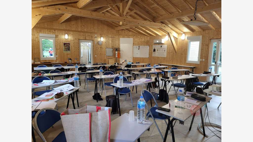 Rare site de 5 000m² de terrain avec 3 bâtiments