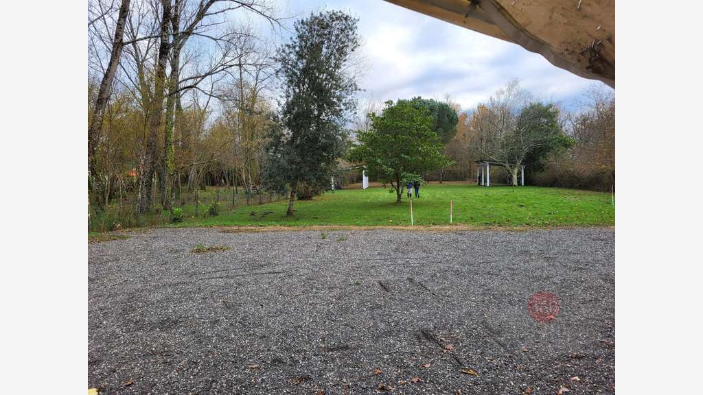 Rare site de 5 000m² de terrain avec 3 bâtiments
