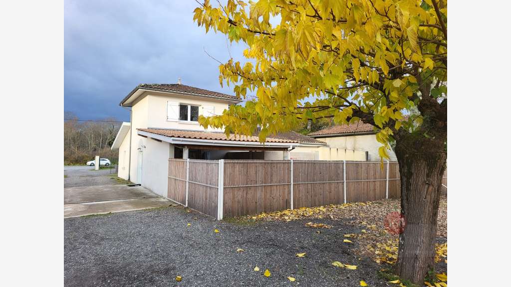 Rare site de 5 000m² de terrain avec 3 bâtiments