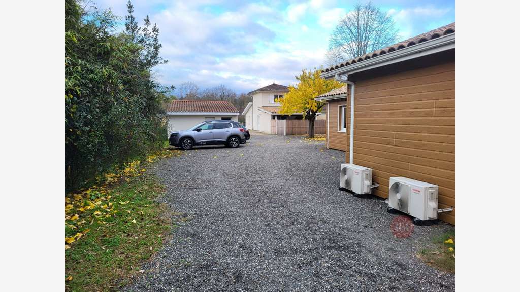 Rare site de 5 000m² de terrain avec 3 bâtiments