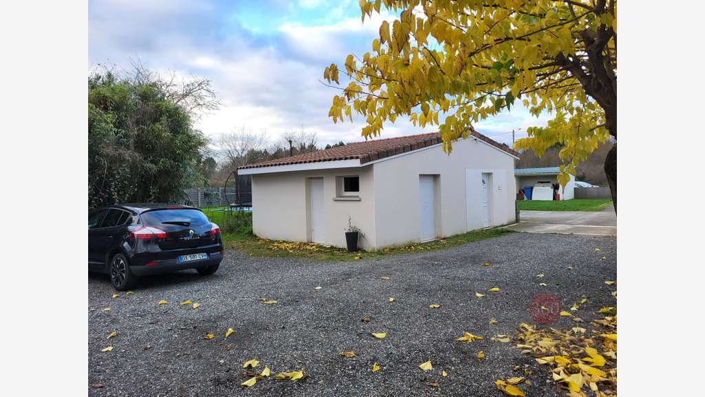 Rare site de 5 000m² de terrain avec 3 bâtiments