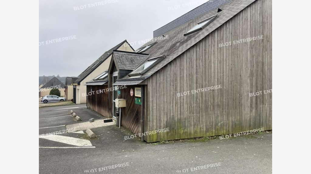 A louer à vendre bureaux 237m² à Montfort-sur-Meu