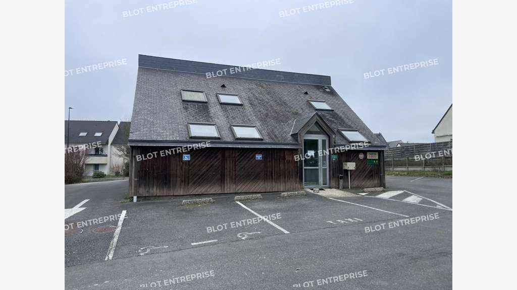 A louer à vendre bureaux 237m² à Montfort-sur-Meu
