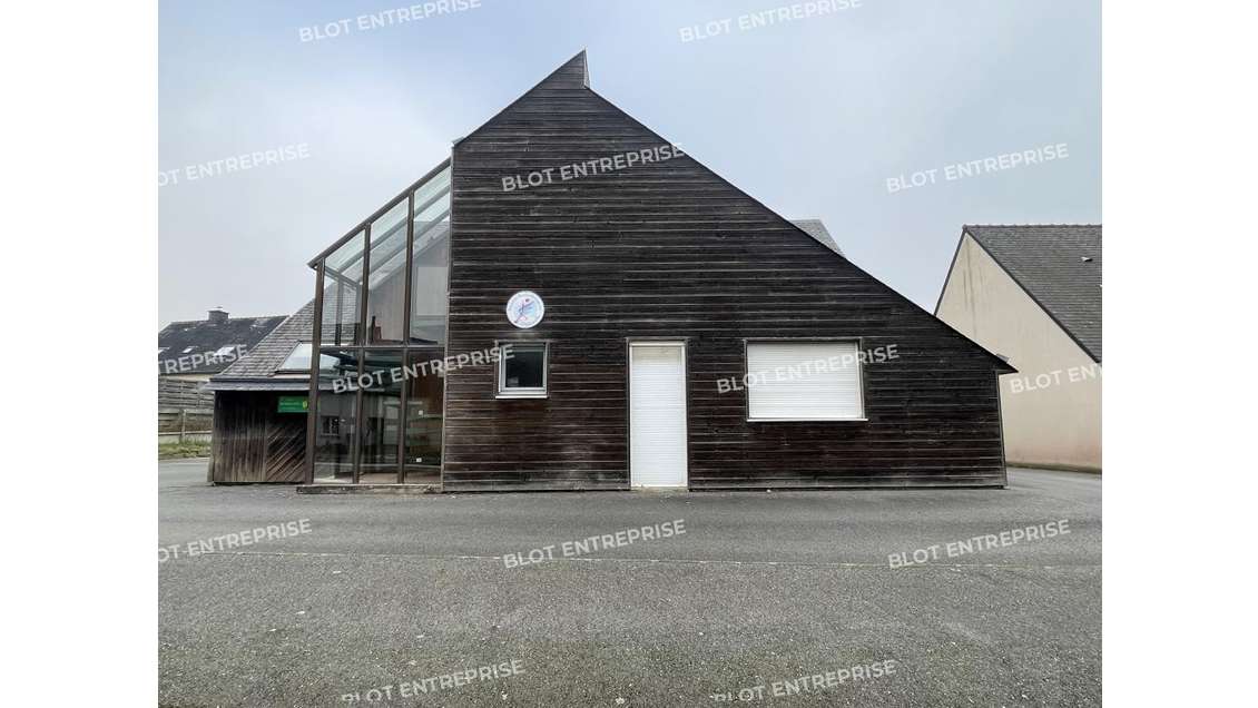 A louer à vendre bureaux 237m² à Montfort-sur-Meu