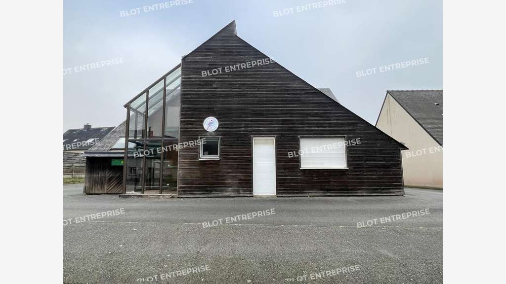 A louer à vendre bureaux 237m² à Montfort-sur-Meu