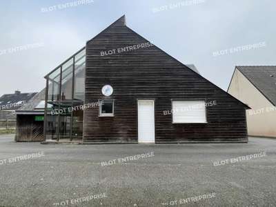 A louer à vendre bureaux 237m² à Montfort-sur-Meu