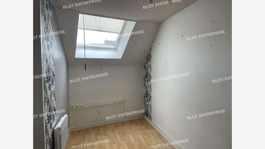 A louer à vendre bureaux 237m² à Montfort-sur-Meu