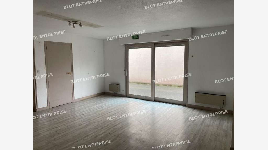 A louer à vendre bureaux 237m² à Montfort-sur-Meu