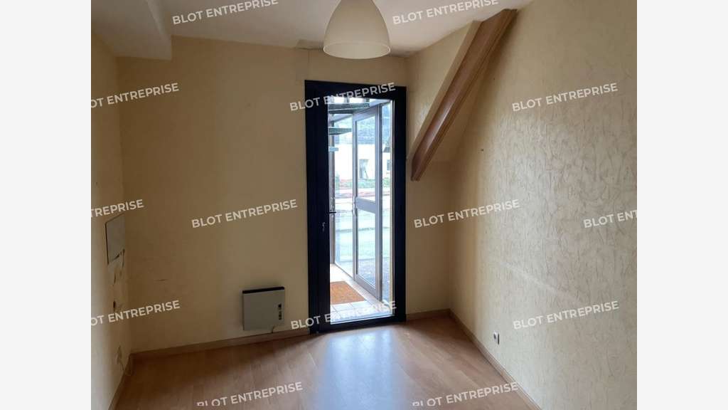A louer à vendre bureaux 237m² à Montfort-sur-Meu