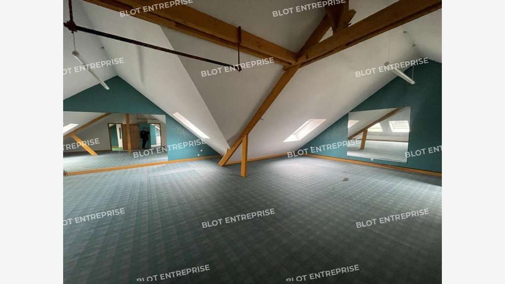 A louer à vendre bureaux 237m² à Montfort-sur-Meu